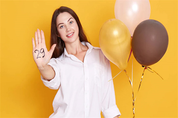 坤和试管婴儿：什么钻石适合当婚戒？一枚婚戒